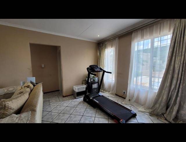 3 BEDROOM APARTMENT FOR SALE IN MAGALIESKRUIN